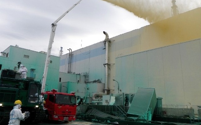 福島第一原子力発電所1号機タービン建屋への飛散防止剤散布風景（5月27日）