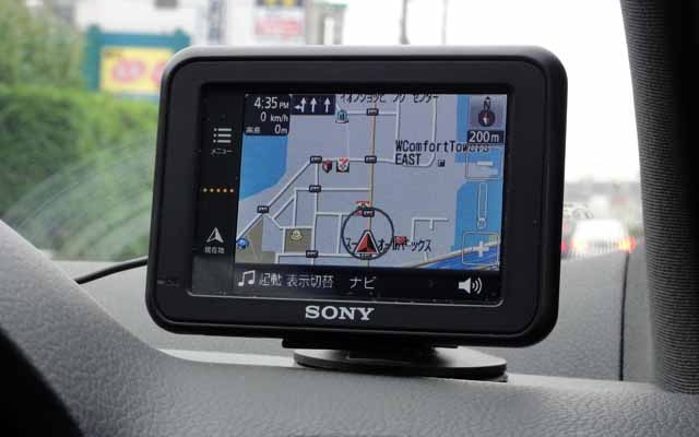 ポケットにも入るコンパクトさを実現したNV-U37。ブラックの他、ホワイト、オレンジの3色を用意