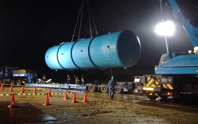 福島第一原子力発電所への大型タンクの輸送。20km圏内専用トレーラへの積み替え（6月5日）