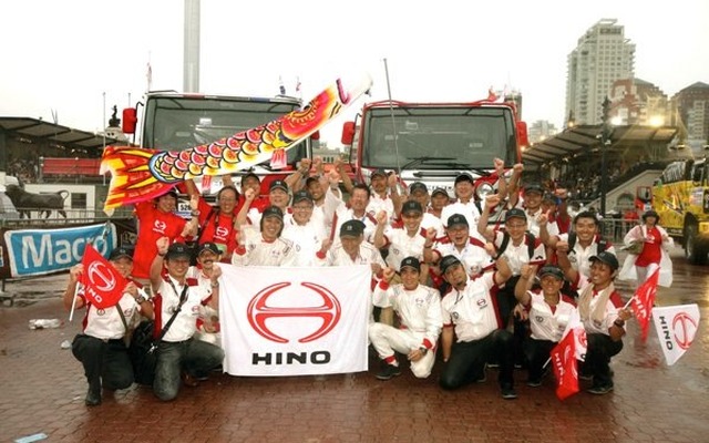 2011年、日野チームスガワラは20回連続完走を達成。鯉のぼりは“お約束”