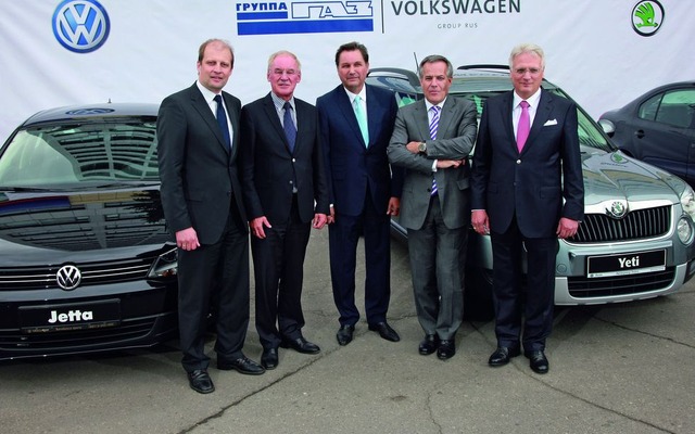 ロシアにおける委託生産の合意を発表するVWとGAZの首脳