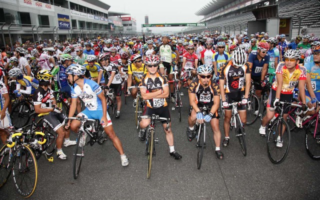 レーシングコースを競技用自転車で走行　7月3日
