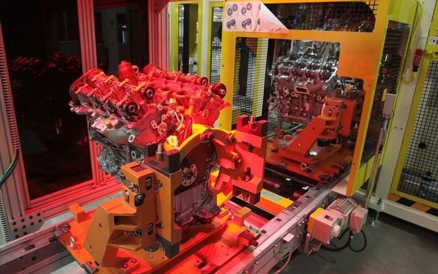 クライスラーのトレントン工場で生産されるペンタスターエンジン