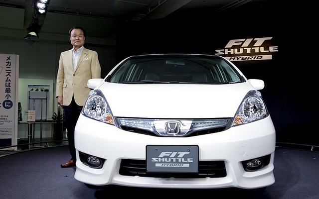 ホンダ伊東社長とフィットシャトル（16日）