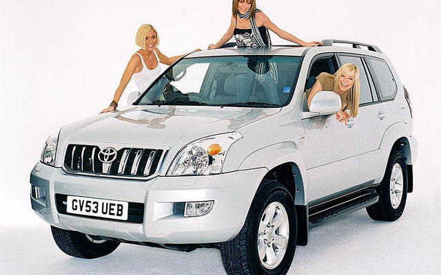 人気ポップグループ「アトミック・キトゥン」がトヨタ『RAV4』で疾走