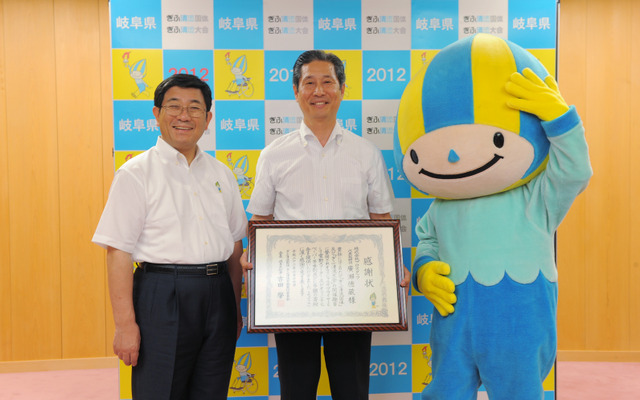 古田肇岐阜県知事とプロスタッフ廣瀬徳蔵社長、清流国体キャラクターのミナモちゃん