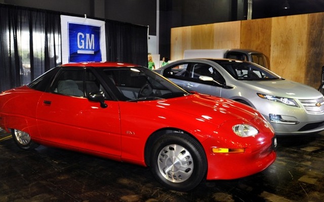 EV1（赤）とシボレー・ボルト（銀。2008年のイベント）。EV1はブランド名無しのGM EV1、つまり全GMプロジェクトという位置づけだった。