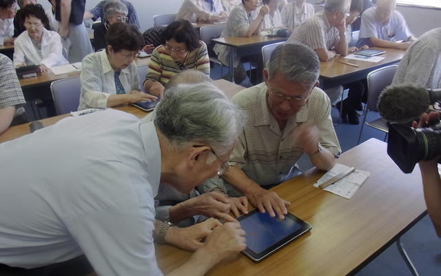 「シルバー向け無料iPad教室」の授業風景 「シルバー向け無料iPad教室」の授業風景