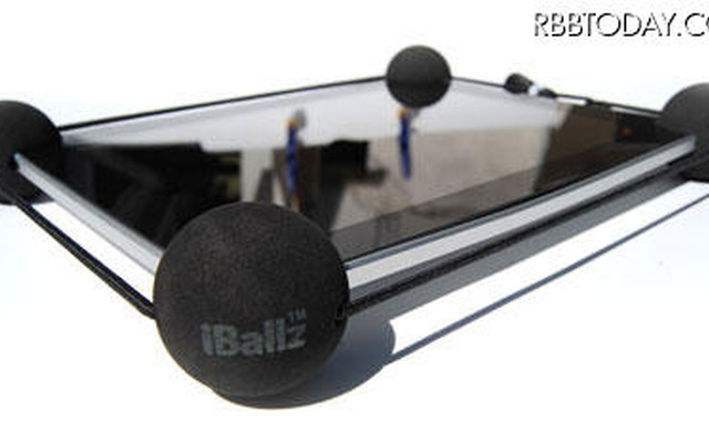 iPad 2/iPadを保護するボール型アイテム、コスモウェブ 「iballz minis（アイボールズ ミニズ）」（型番：camiBallzminis）の取り付けイメージ（iPadは別売）