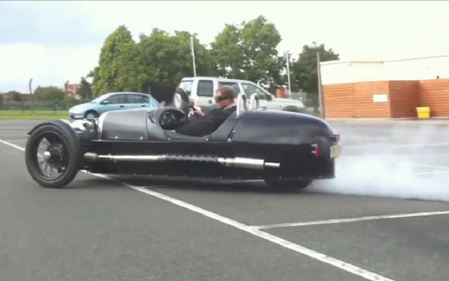 3輪車で豪快なバーンナウト…モーガン3ホイーラー［動画］