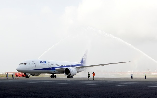 ボーイング787。ボーイング社のテスト用機体でANA向けではないが、ローンチカスタマーに敬意を表したようだ。