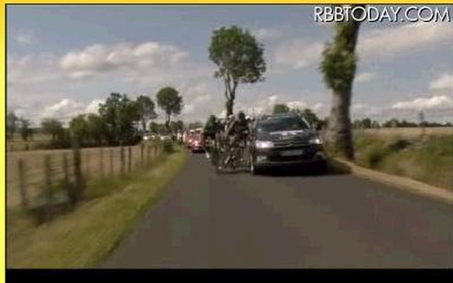 「ツール・ド・フランス」で中継車が選手を跳ね飛ばす事故 「ツール・ド・フランス」第9ステージ残り38キロ、中継車（紺色の車）がフレチャ選手に接触、同選手が倒れる