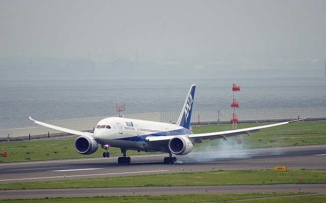 午前7時9分、中部国際空港に着陸するボーイング787。
