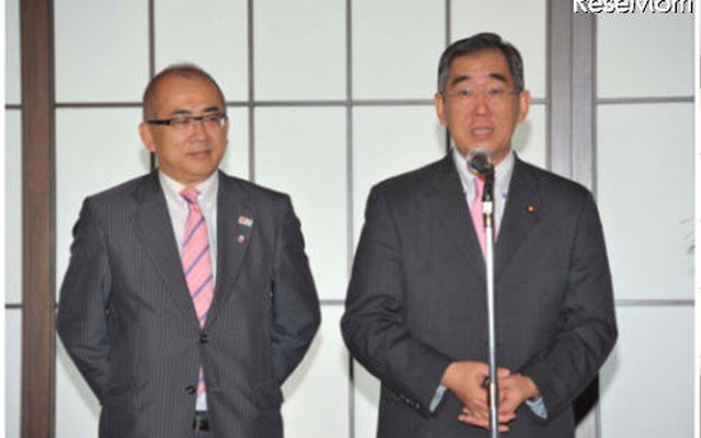 嵐が全世界へ届けるニッポンの心「Message from Japan」 会見で挨拶する松本外務大臣、左は溝畑観光庁長官