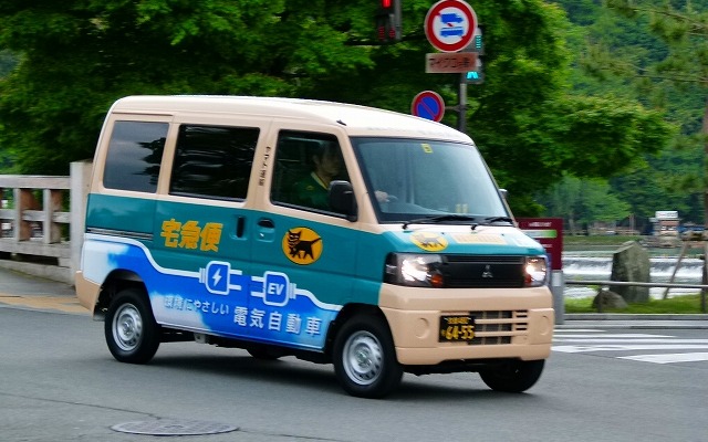 京都嵐山付近を走るクロネコヤマト（三菱ミニキャブMiEV）