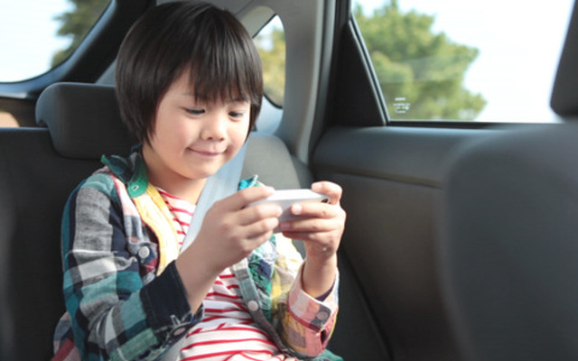 トヨタ自動車は後部座席で楽しむiPhoneアプリ『Backseat Driver』を公開