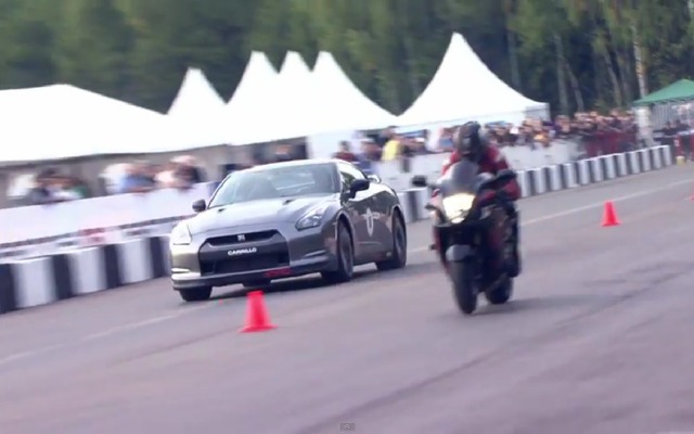 最大出力を850psへ引き上げた日産GT-RとスズキGSX1300R（通称:ハヤブサ）の対決（動画キャプチャー）