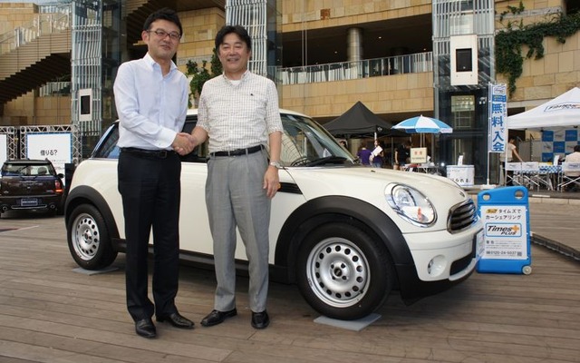 カーシェアリングサービス『タイムズプラス』にMINIを導入（写真：左からタイムス24の内津基治氏とBMWグループジャパンの佐藤晋介氏）