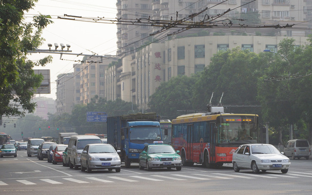 片側4車線道路にも溢れる自動車（広東省広州）