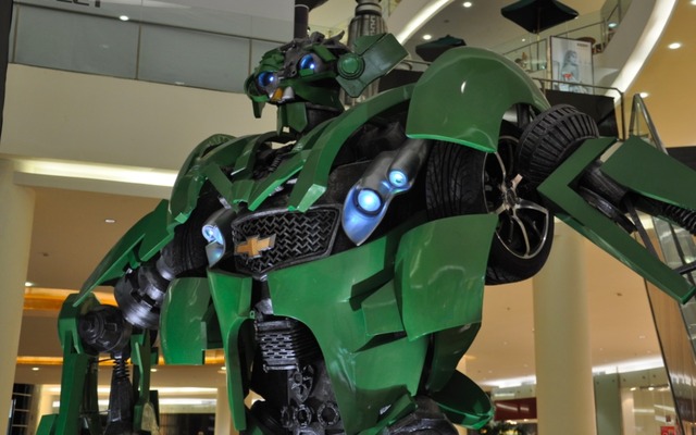 ジャカルタのショッピングモールに展示されているトランスフォーマー