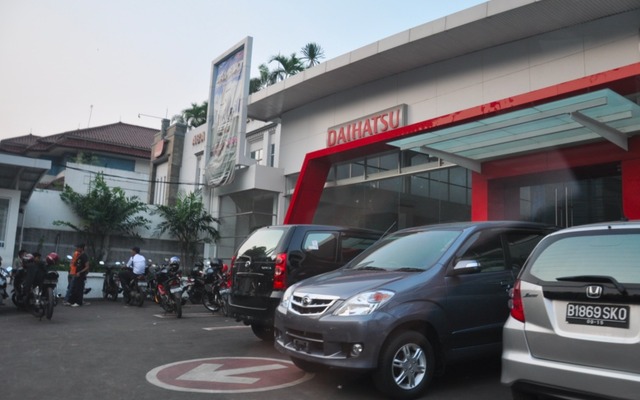 TUNAS DAIHATSU店舗のようす
