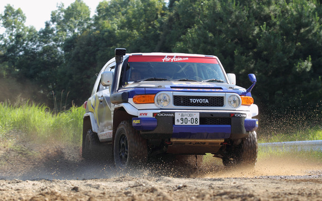 GEOLANDARを装着した哀川翔選手の 参戦車両、トヨタFJクルーザー
