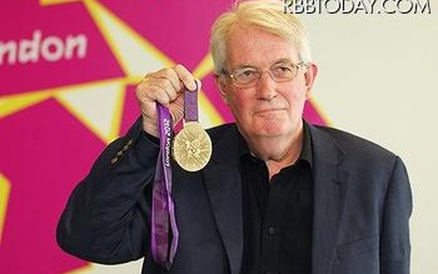 自身がデザインしたメダルを手にするDavid Watkins氏