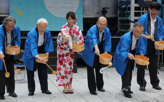 29日開催「行幸通りde打ち水」の風景。大手町界隈での打ち水イベントは8月31日まで開催中。