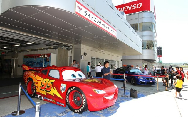 実物大マックイーンがサーキットに登場（C）Disney/Pixer