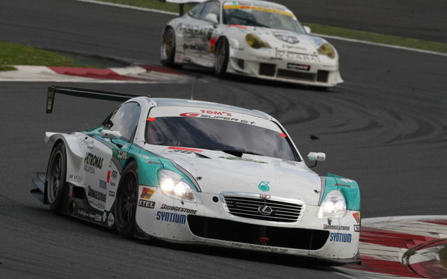 SUPER GTのマシンが新東名を走行（写真：中嶋一貴選手 LEXUS TEAM PETRONAS TOM'S）