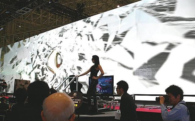 「CEATEC JAPAN　2010」。巨大な3D LEDディスプレイが設置されているソニーブースのメインステージ