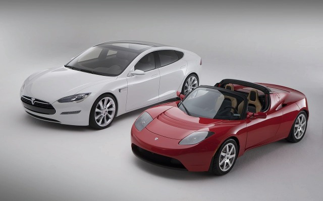 ロードスター（手前）と2013年に発売予定のモデルS