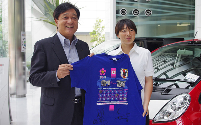 なでしこジャパンの矢野選手が9日、三菱自動車に凱旋報告。益子社長にサイン入りユニフォームがプレゼントされた。