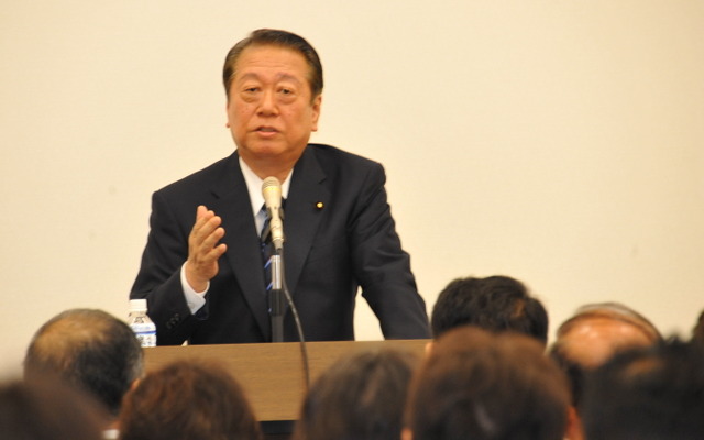 1年生議員の求めに応じて講演する小沢一郎元代表（10日・参議院）