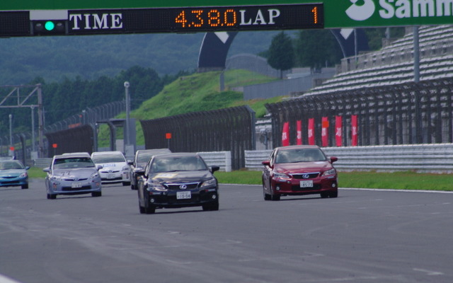 ハイブリッドカーによるレース、エコカーカップが富士スピードウェイのレーシングコースで開催された