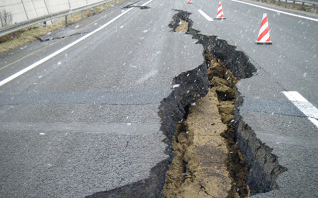 3月12日、震災直後の東北自動車道・福島飯坂IC〜国見IC。路面には亀裂と波うちが見られた。