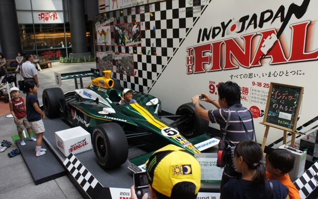 佐藤琢磨のインディカーマシンが汐留に登場 