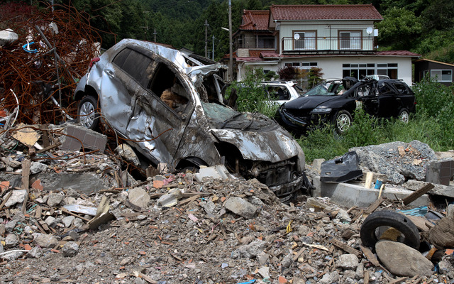 私有地にある被災車両の撤去はまだ完了していない。女川町（7月下旬）