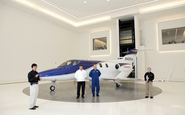 完成機の引き渡しを行うデリバリーセンター。2階の特別応接室ではターンテーブル上の機体を見下ろしながら契約や説明を受ける事が出来る。