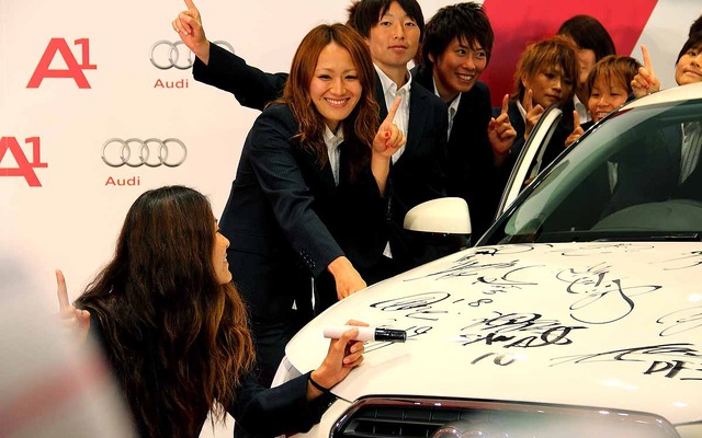 なでしこジャパン、東京都渋谷区神宮前のアウディフォーラム東京でのアウディA1贈呈式に参加。　