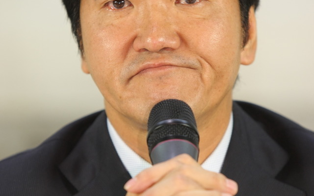 会見で苦渋の表情を浮かべる島田紳助