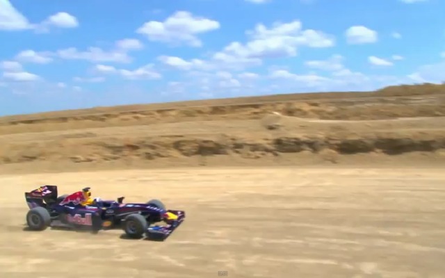 2012年開催に向けて建設が進むF1米国GPの荒野を行くレッドブルF1（動画キャプチャー）