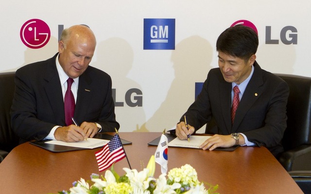 GMのダン・アカーソンCEO（左）とLGグループのJuno Cho社長兼COO