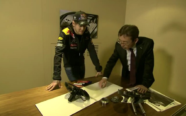 セバスチャン・ベッテル選手と日産自動車の中村史郎氏が何やら打ち合わせ中（動画キャプチャー）