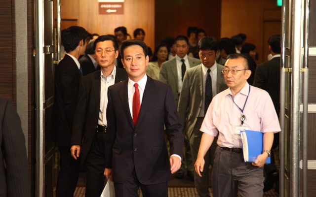 民主党両院議員総会の会場入りする代表選候補者（29日・都内）