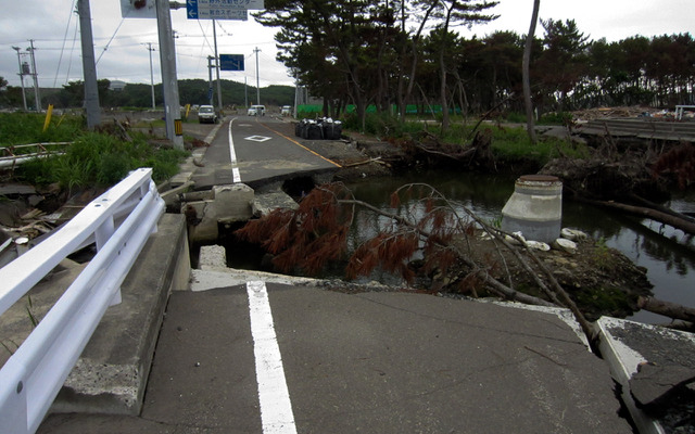 県道58号線。七ヶ浜町菖蒲田浜付近（7月下旬）