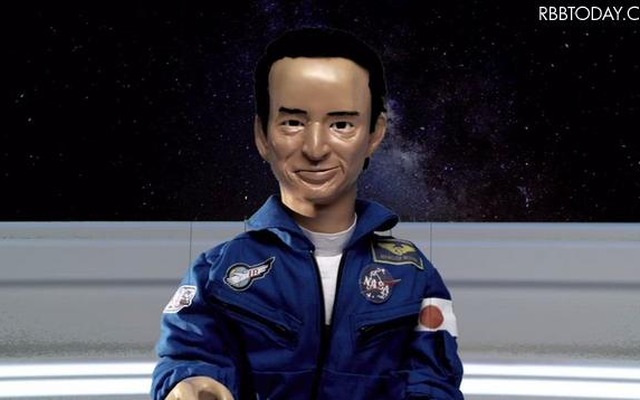 宇宙飛行士のブルースーツに身を包んだ毛利衛さんパペット
