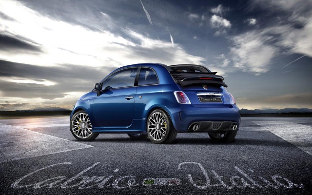 アバルト500カブリオ（日本名：アバルト500C）イタリア