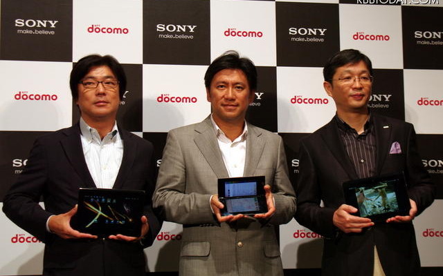 左からソニーマーケティング 執行役員 松原昭博氏、ソニー コンスーマープロダクツ&amp;サービスグループ VAIO&amp;Mobile事業本部 副本部長 古海英之氏、NTTドコモ プロダクト部第一商品企画担当部長の 板倉仁嗣氏