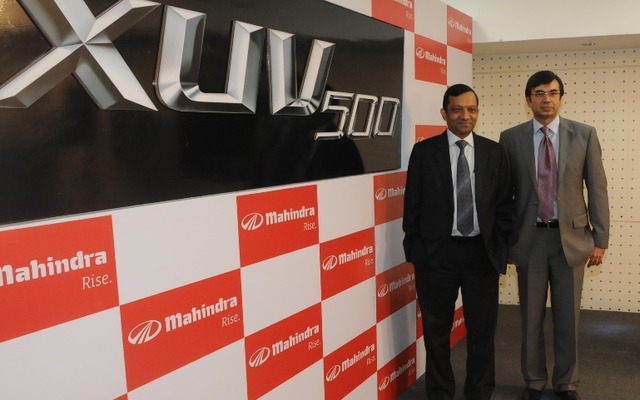 新型SUVの車名をXUV500と発表したマヒンドラ＆マヒンドラ社首脳